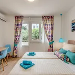 Coloured בית הארחה